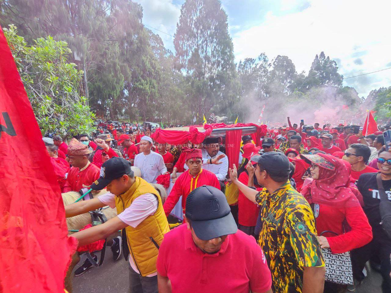 Gunakan Bendi Ke Kantor KPU, Pasangan Budiman Akbar Daftar Sebagai Calon Bupati Dan Wakil Bupati Luwu Timur