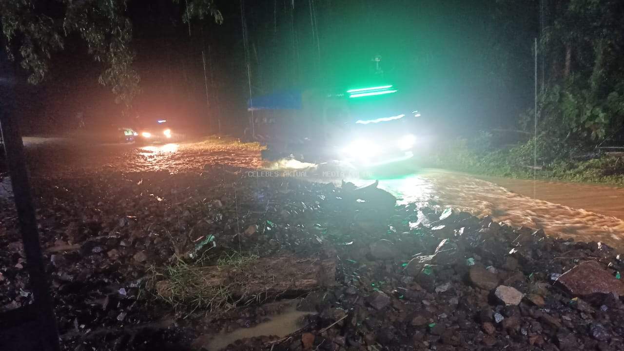 Curah Hujan Tinggi Akibatkan Longsor Di Desa Maliwowo, Jalan Poros Sempat Tertutupi 
