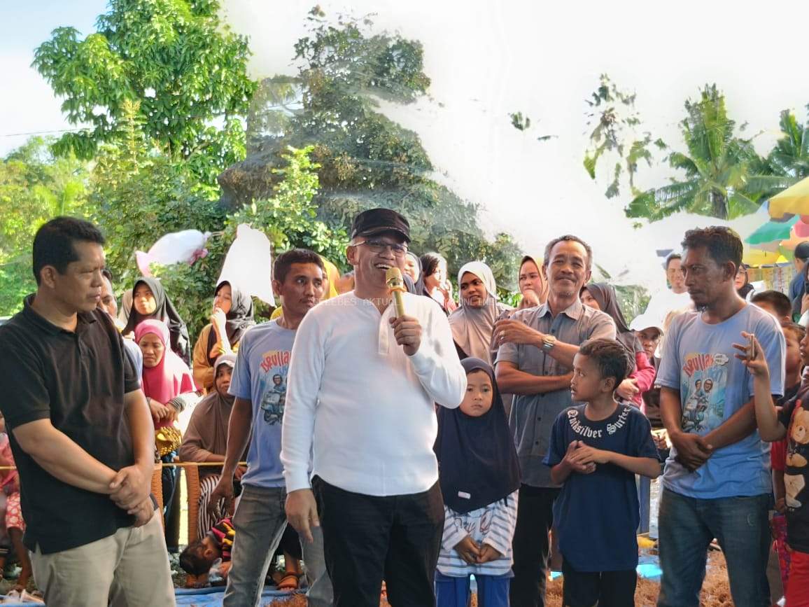 Merakyat dan Unik, Pasangan Isrullah - Usman Adakan Lomba Ikat Rumput Laut