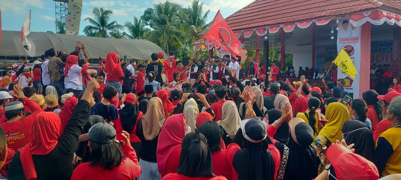 Bupati Budiman Ajak Ribuan Simpatisan Nyanyikan Lagu 