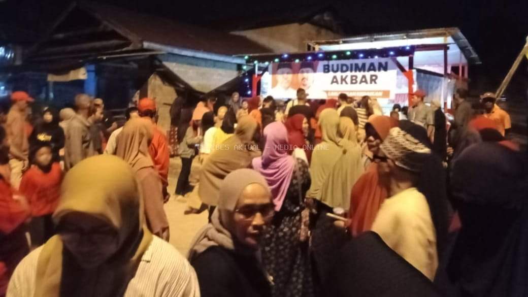 Wakil Bupati Luwu Timur Akbar Andi Leluasa Diarak Berjalan Kaki oleh Ratusan Emak-emak di Desa Balantang