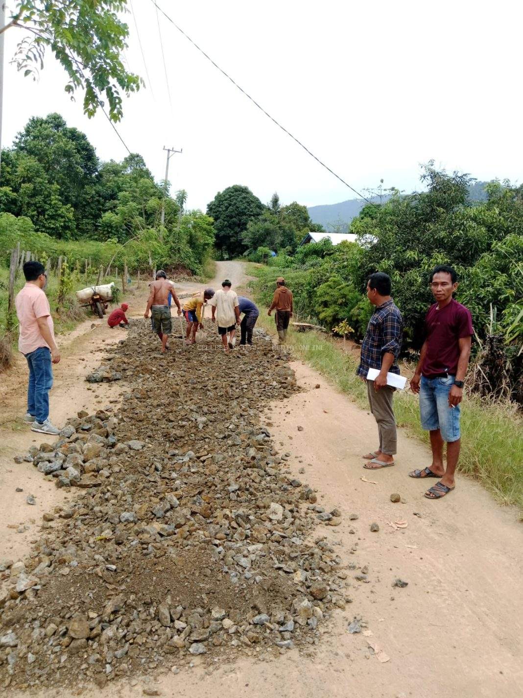 Aksi Nyata Isrullah-Usman dalam Perbaikan Jalan di Desa Tarabbi