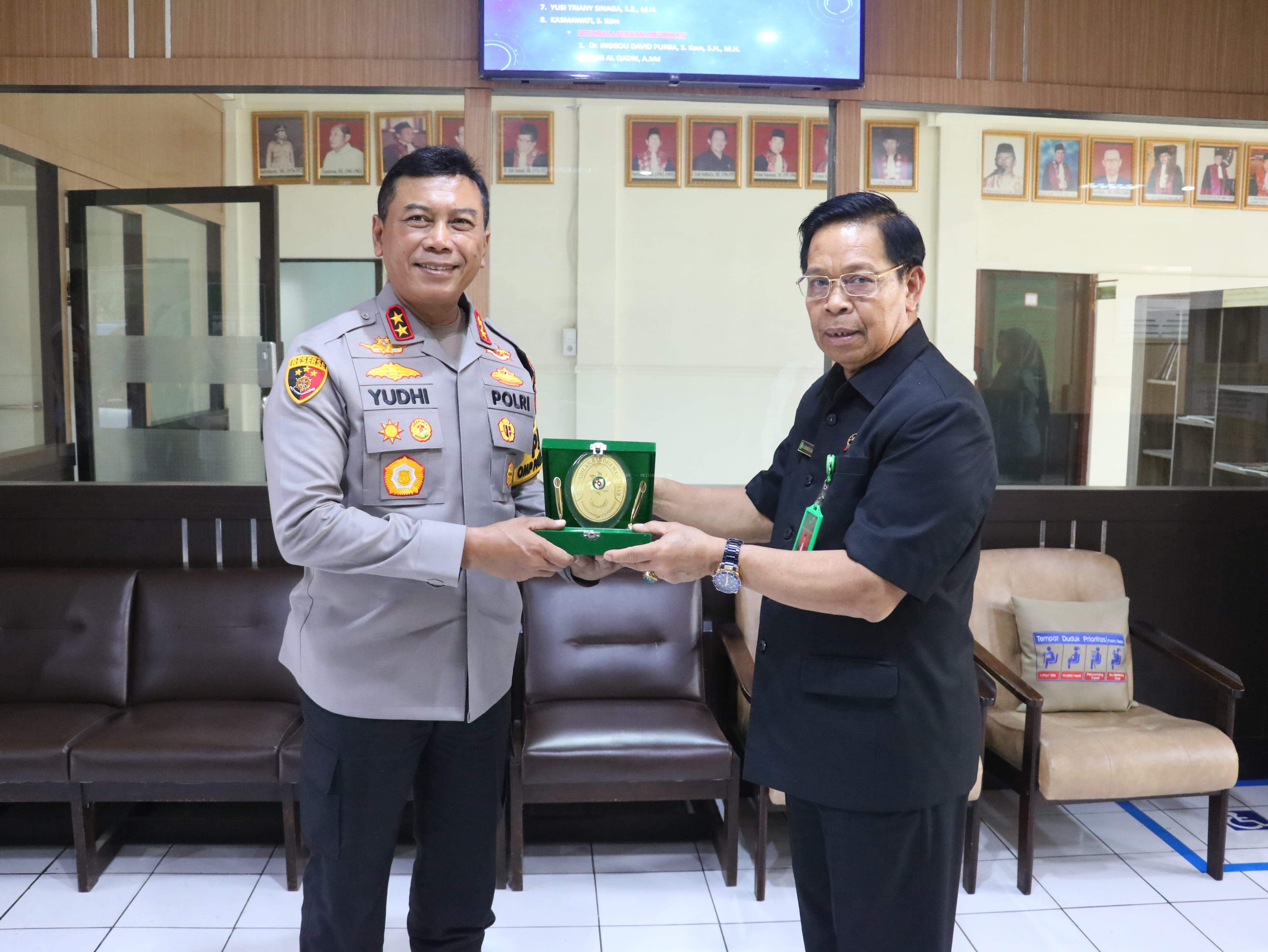 Perkuat Sinergitas, Kapolda Berkunjung  Ke  Kepala Pengadilan Tinggi Makassar