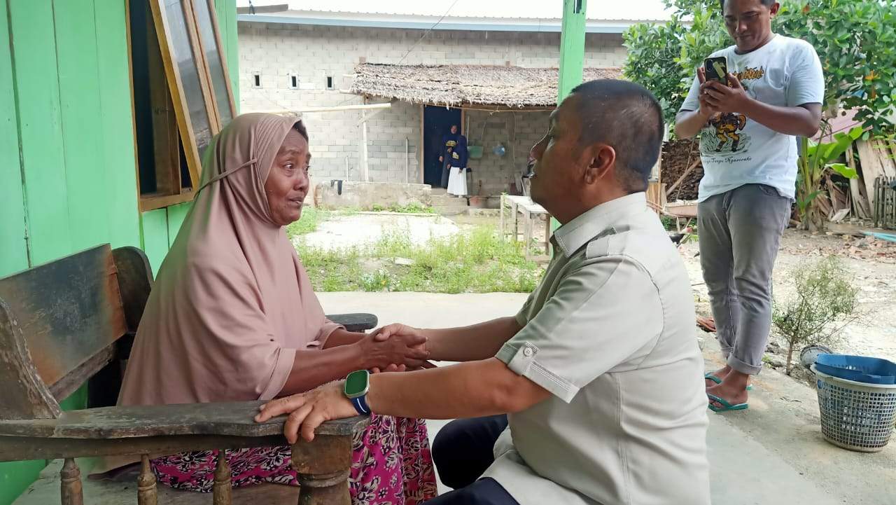 Di Sela-sela Kunjungan Irwan Bachri Syam Besuk Warga Sakit di Desa Wonorejo Timur