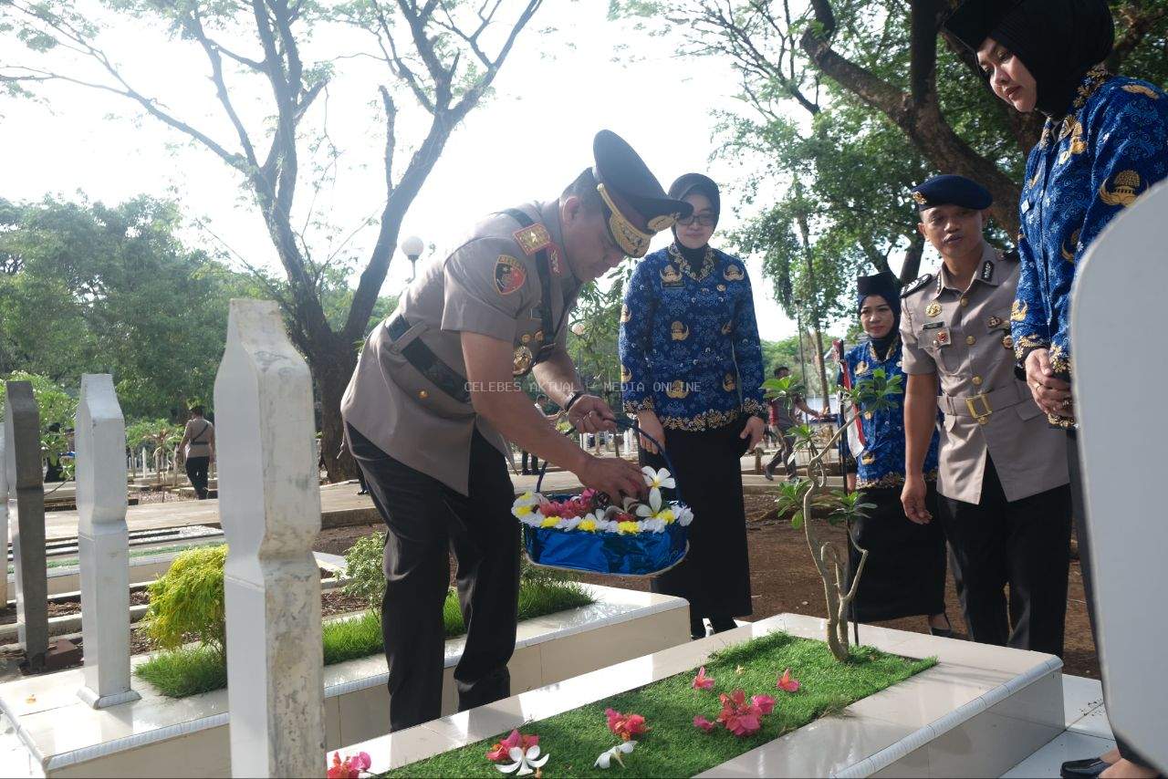 Wakapolda Sulsel Pimpin Upacara dan Tabur Bunga HUT KORPRI Ke-53 di Taman Makam Pahlawan Panaikang