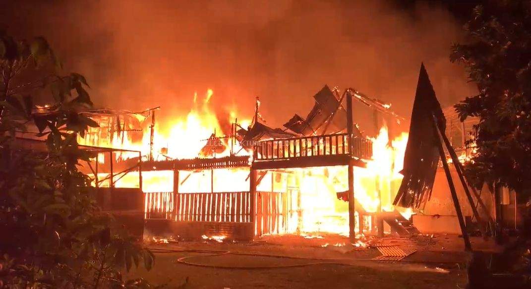 Kebakaran Hebat di Nuha, Tiga Rumah Hangus Terbakar