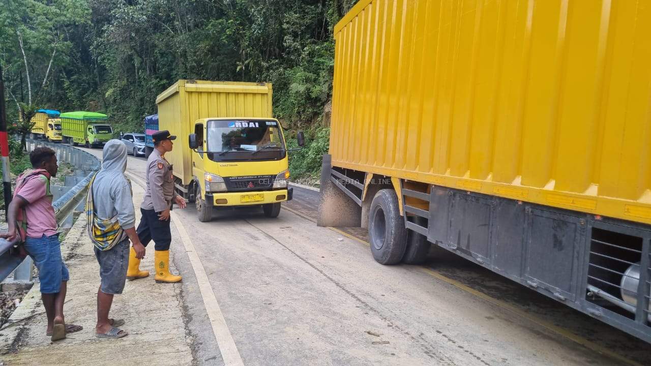 Kapolsek Mangkutana Pastikan Akses Jalan Kembali Normal Pasca Longsor