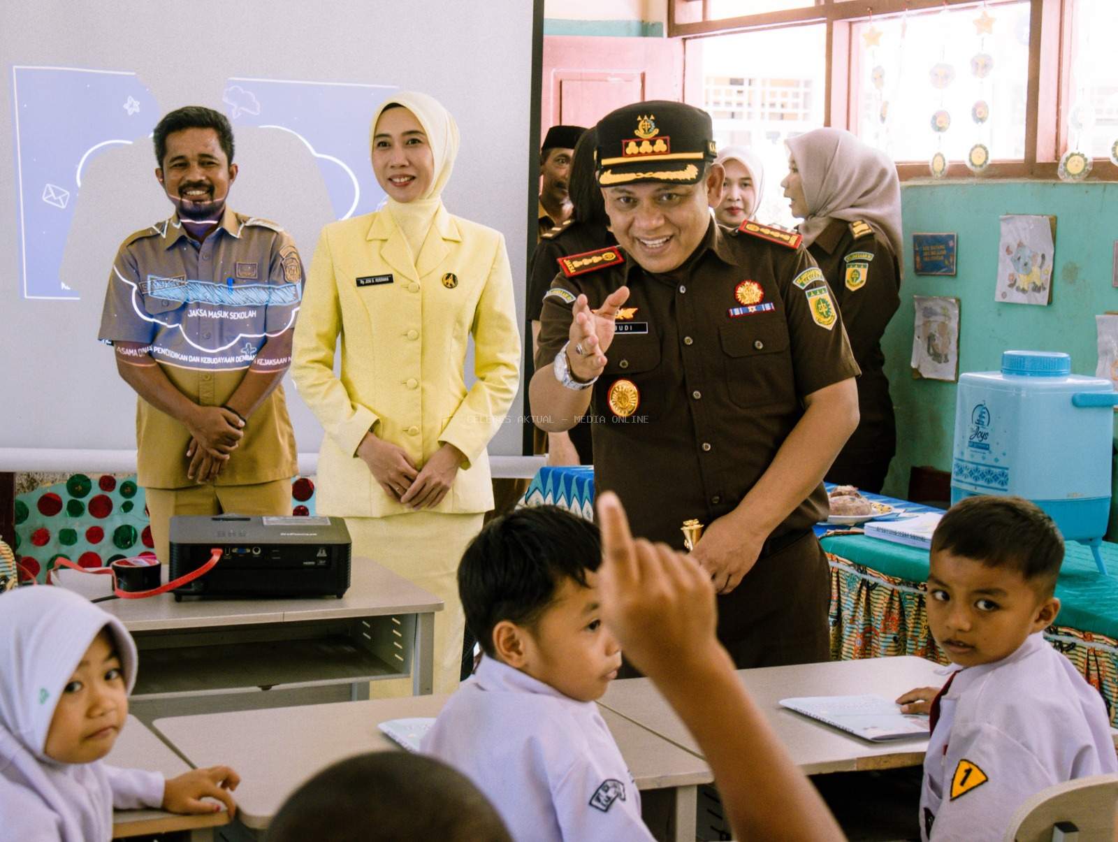 “Jaksa Masuk Sekolah” Kejari Luwu Timur Bagikan Makanan Bergizi di SD 257 Kawata