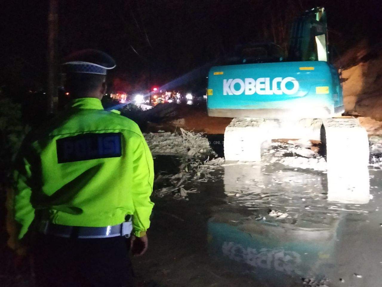 Siap Tanggap! Polsek Mangkutana Bersihkan Material Longsor di Jalan Trans Sulawesi