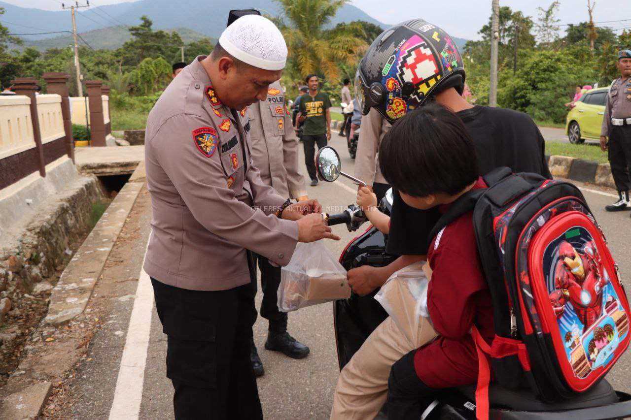 Kapolres Luwu Timur dan Jajaran Polsek Malili Berbagi Takjil, Sambut Berkah Ramadan