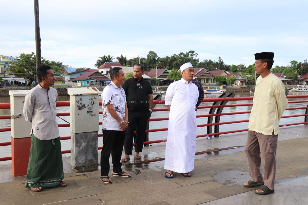 Bupati Irwan Tinjau Anjungan Sungai Malili, Instruksikan Penataan dan Peningkatan Kebersihan