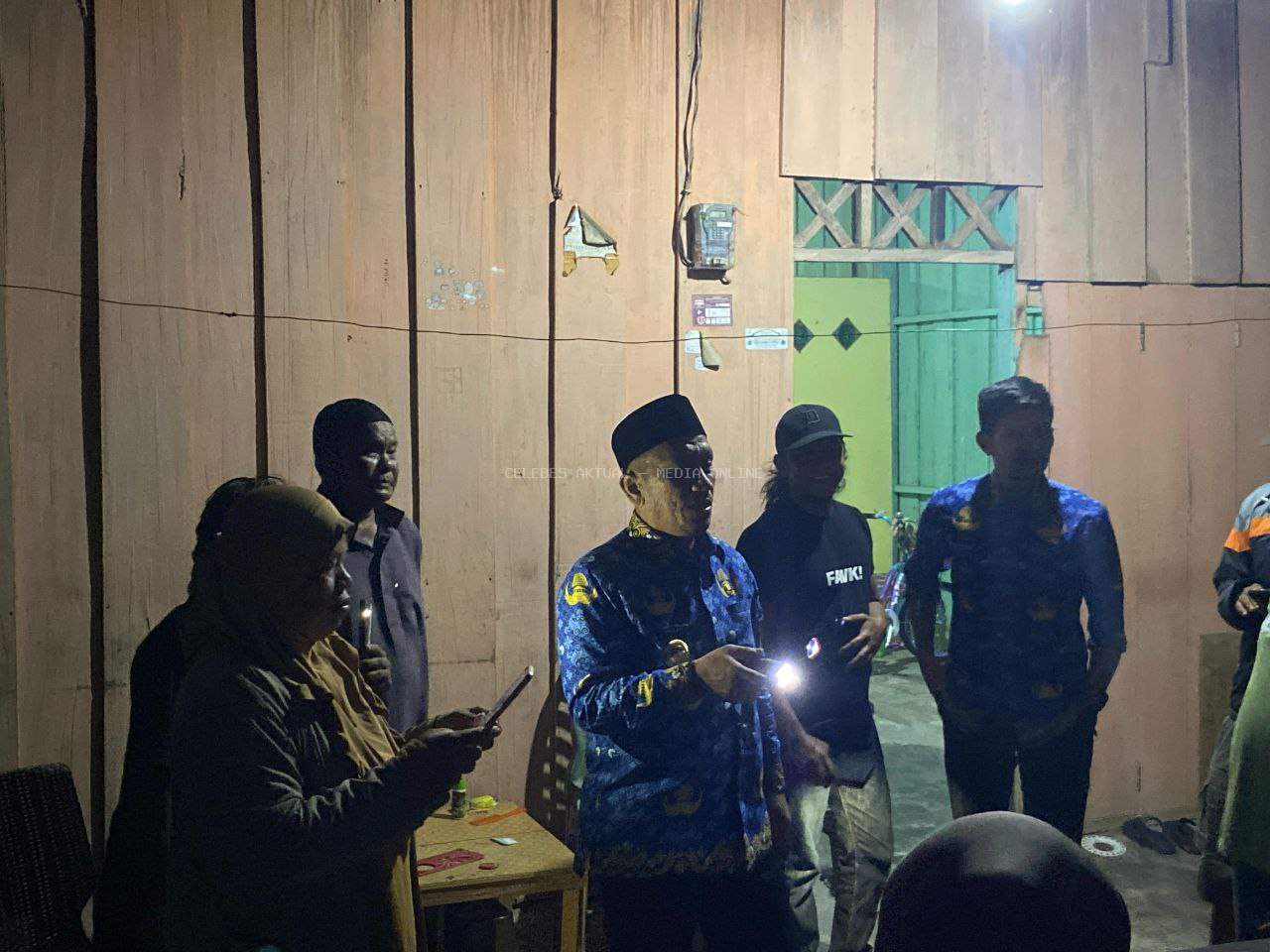 Bupati Luwu Timur Melayat Warga dan Tinjau Banjir di Kalaena