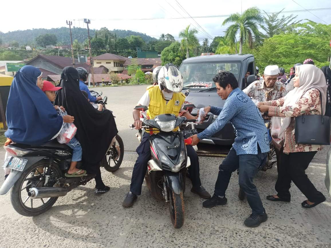 Ramadan Penuh Berkah, 200 Paket Takjil Dibagikan untuk Pengendara di Malili