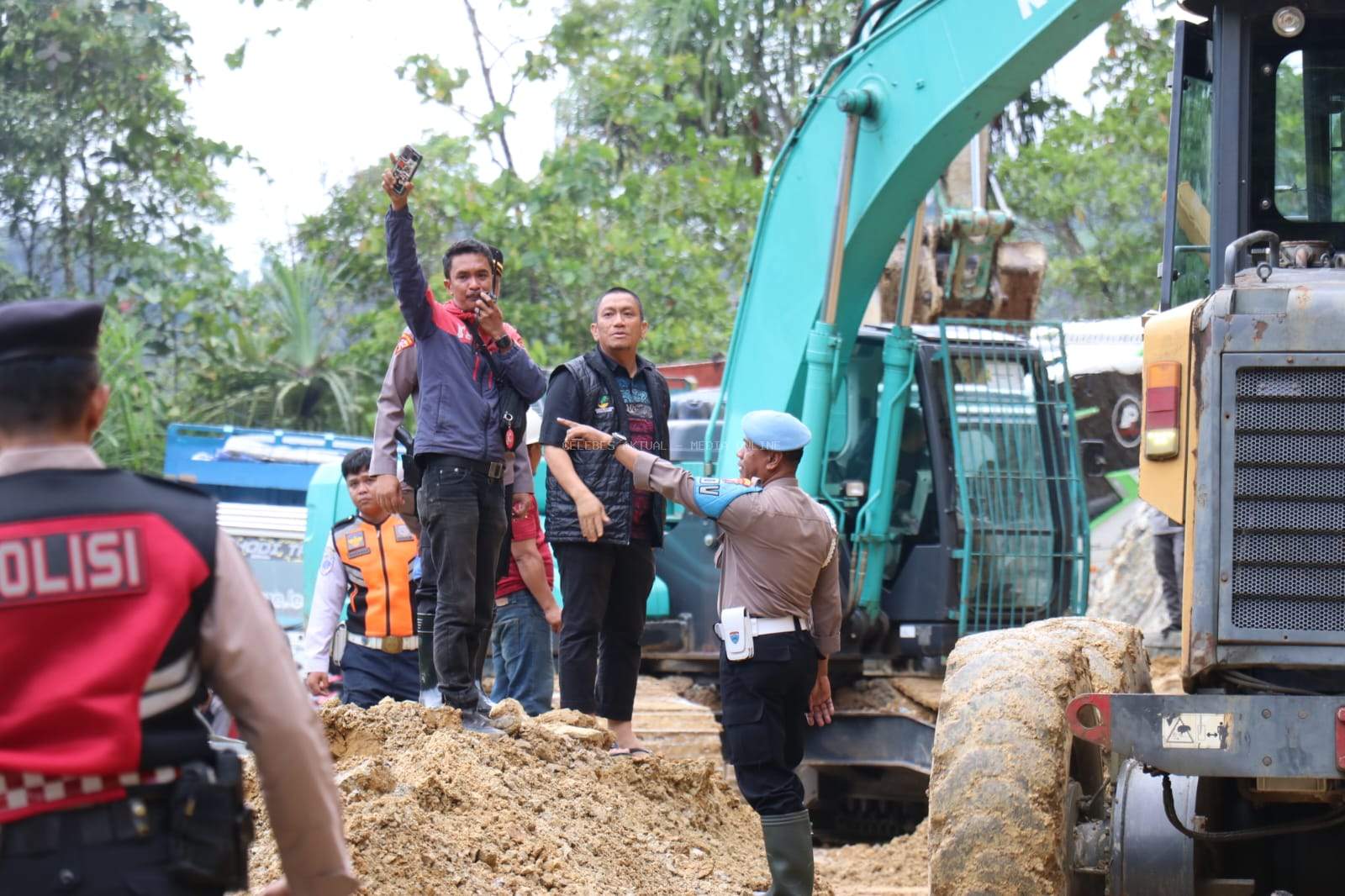 Material Longsor Tutup Jalan, Bupati Luwu Timur Kawal Langsung Proses Pembersihan