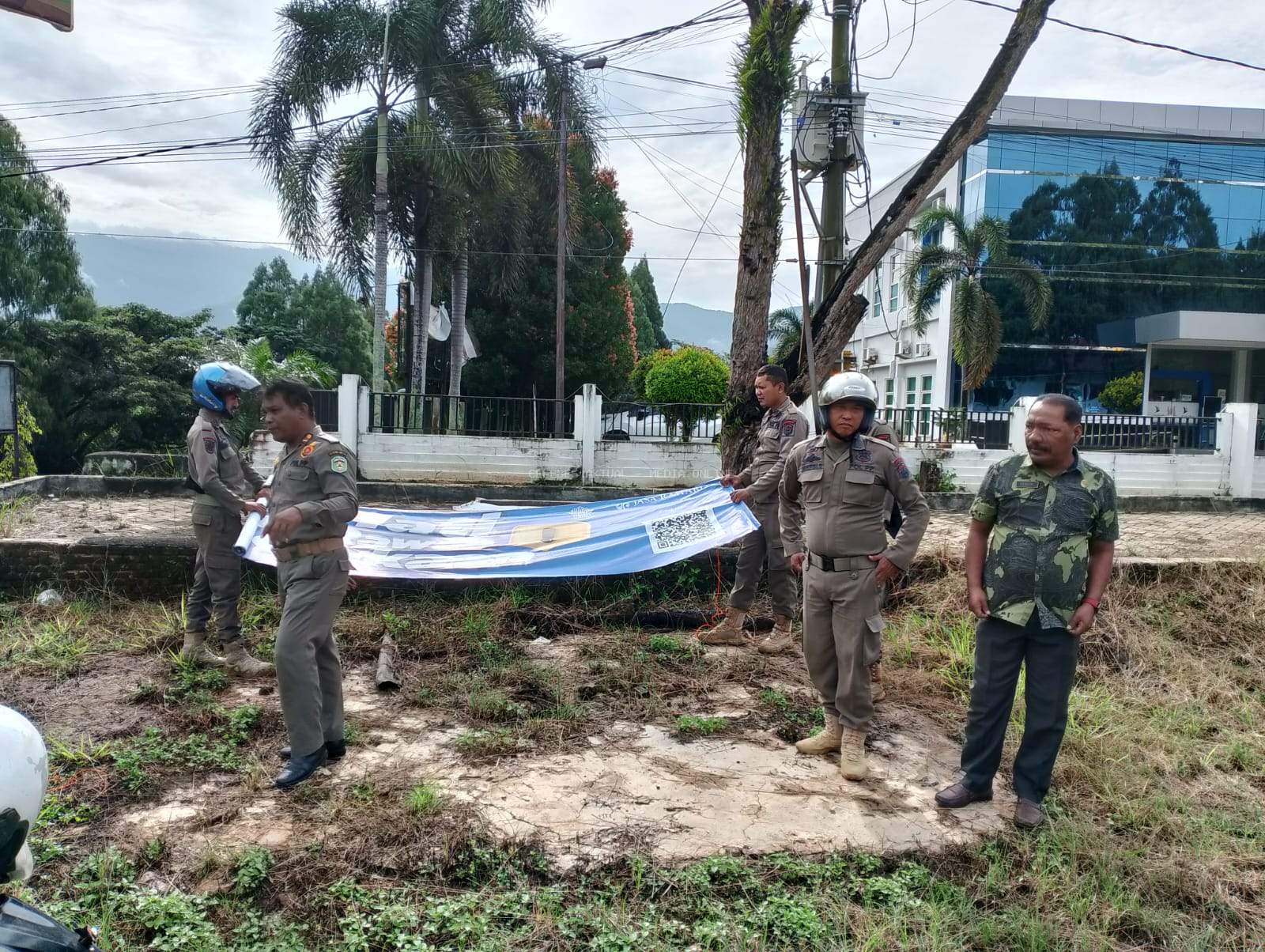 Satpol PP Lutim Tertibkan Baliho dan Spanduk Liar di Titik Strategis Kota
