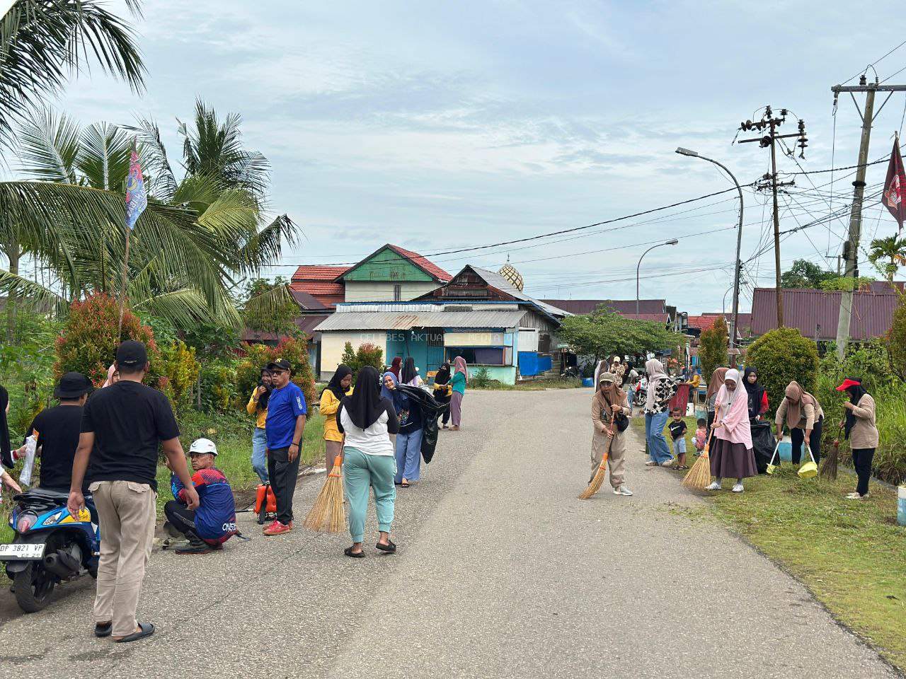 Warga Desa Balantang Gelar Aksi Bersih-Bersih Sambut Hari Jadi Luwu Timur ke-22