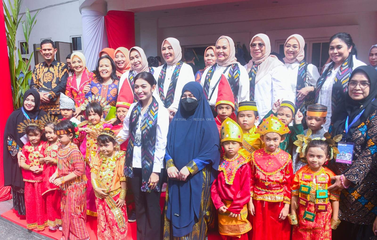 Kenakan Gaun Taipa, dr Ani Nurbani Angkat Budaya Lutim di Fashion Show Dekranasda