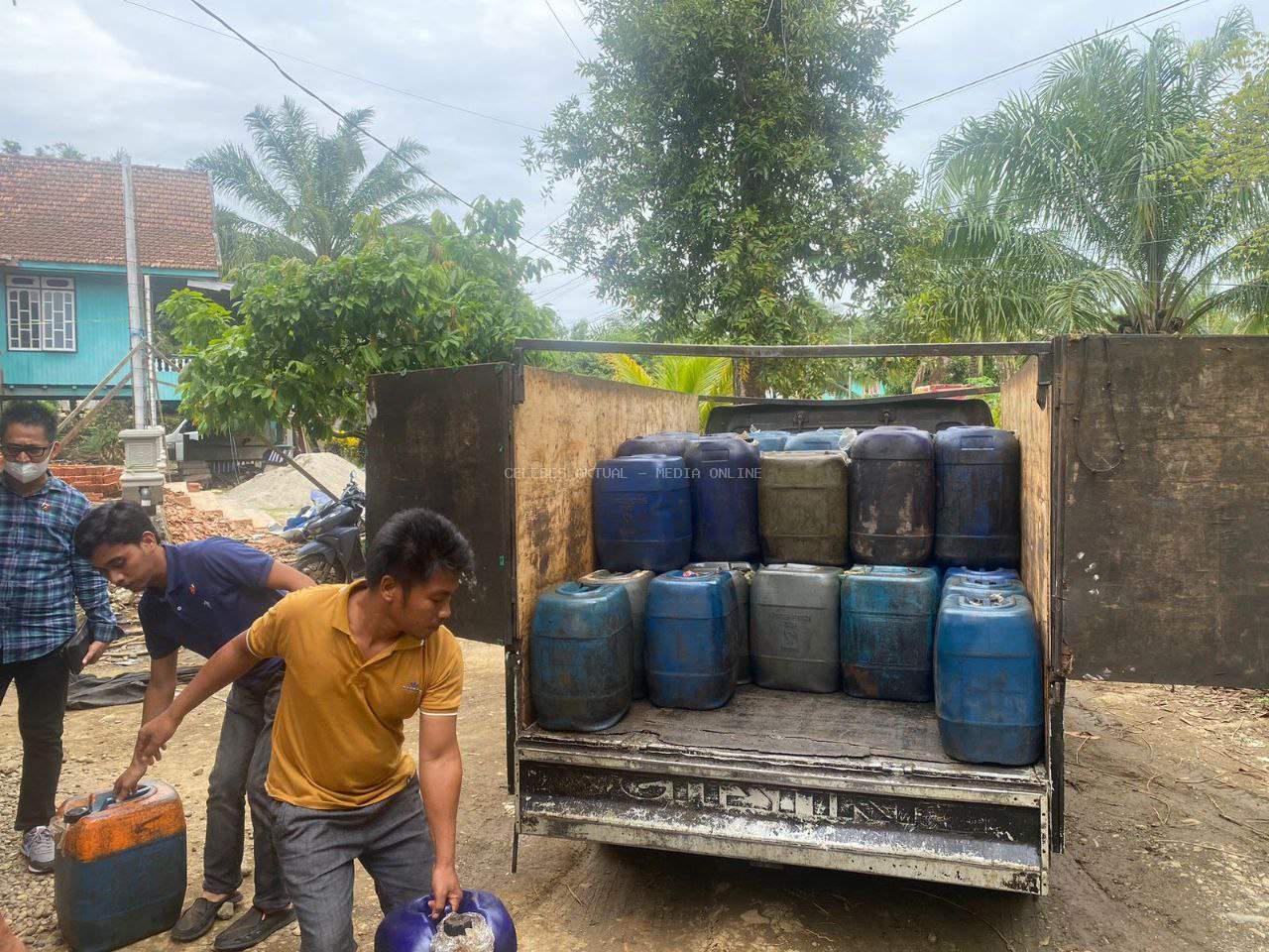 Polisi Amankan Mobil Bermuatan 54 Jerigen Solar Ilegal di Malili