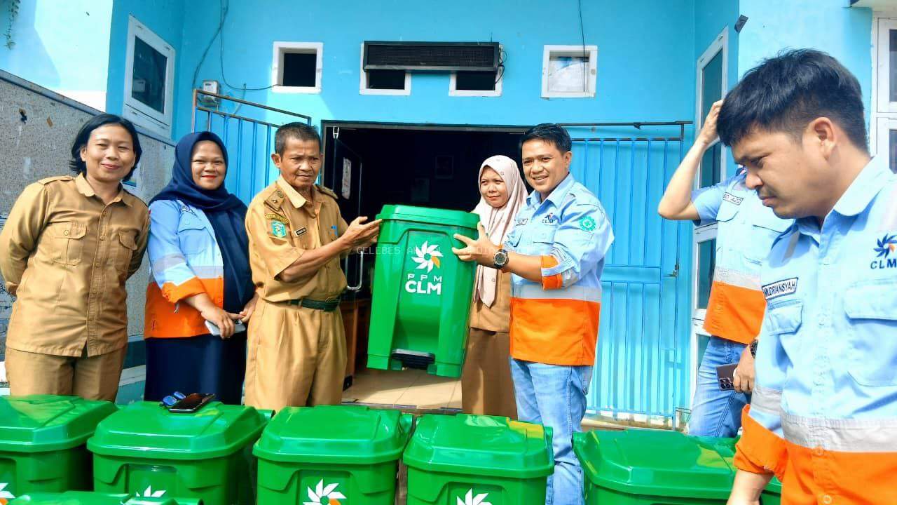Bantu Lingkungan Lebih Bersih, PT CLM Serahkan 180 Tempat Sampah ke Desa Puncak Indah
