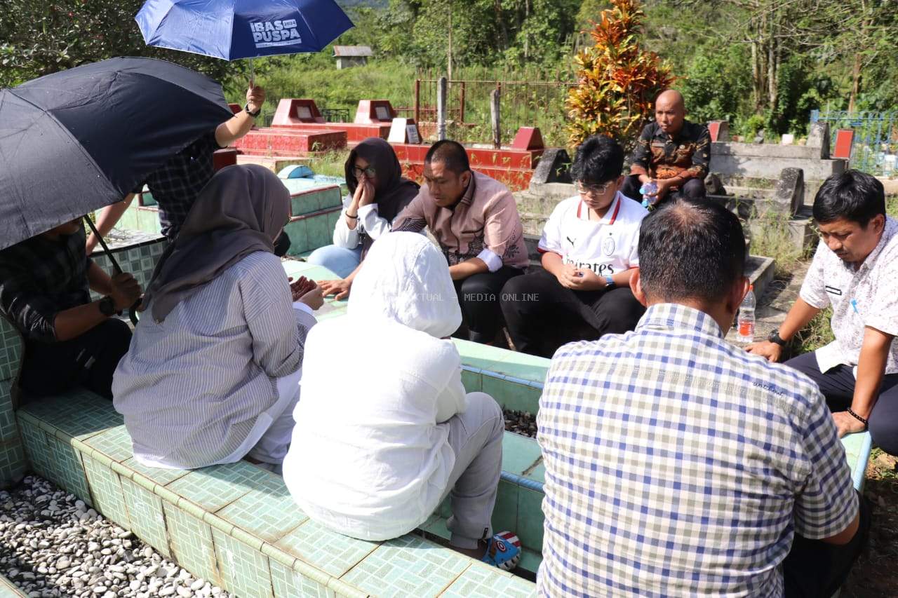 Sehari Jelang Idul Adha, Bupati Irwan Ziarah ke Makam Orang Tua di Wasuponda
