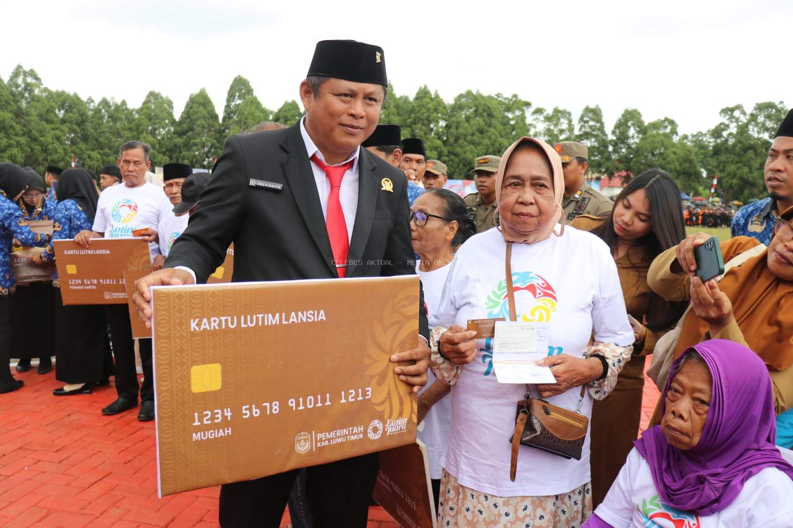 Ketua DPRD Ober Datte Serahkan Secara Simbolis ke Perwakilan Penerima Kartu Lutim Lansia, Program Unggulan Ibas-Puspa 