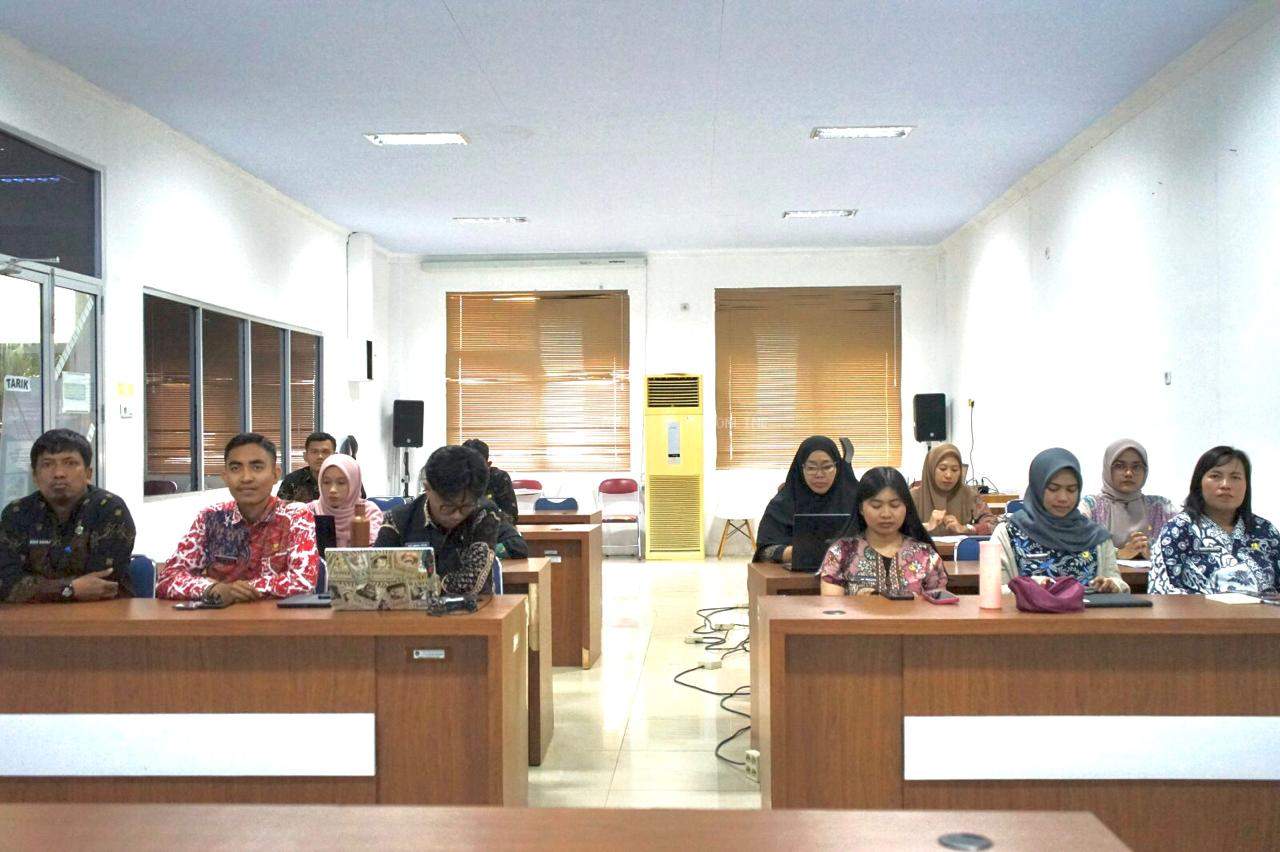 Tingkatkan Kemampuan Menulis, Bidang IKP Kominfo-SP Lutim Ikuti Bimtek Kehumasan via Zoom