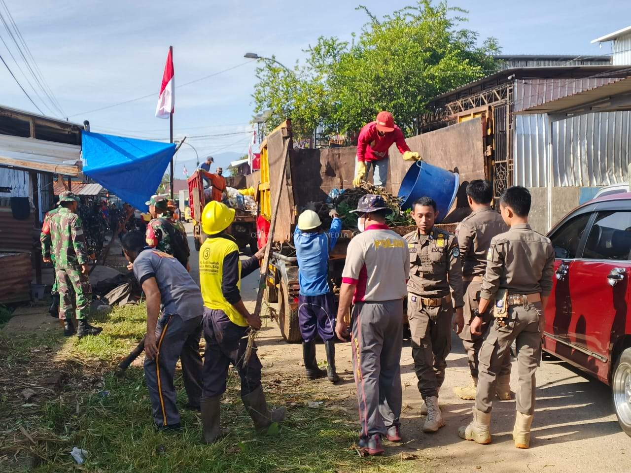 TNI Kolaborasi Pemda Lutim Gelar Karya Bakti di HUT RI Ke 80