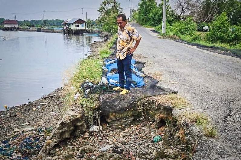 Tindaklanjuti Keluhan Warga, Anggota DPRD Luwu Timur Badawi Alwi Tinjau Jalan Rusak di Desa Bawalipu