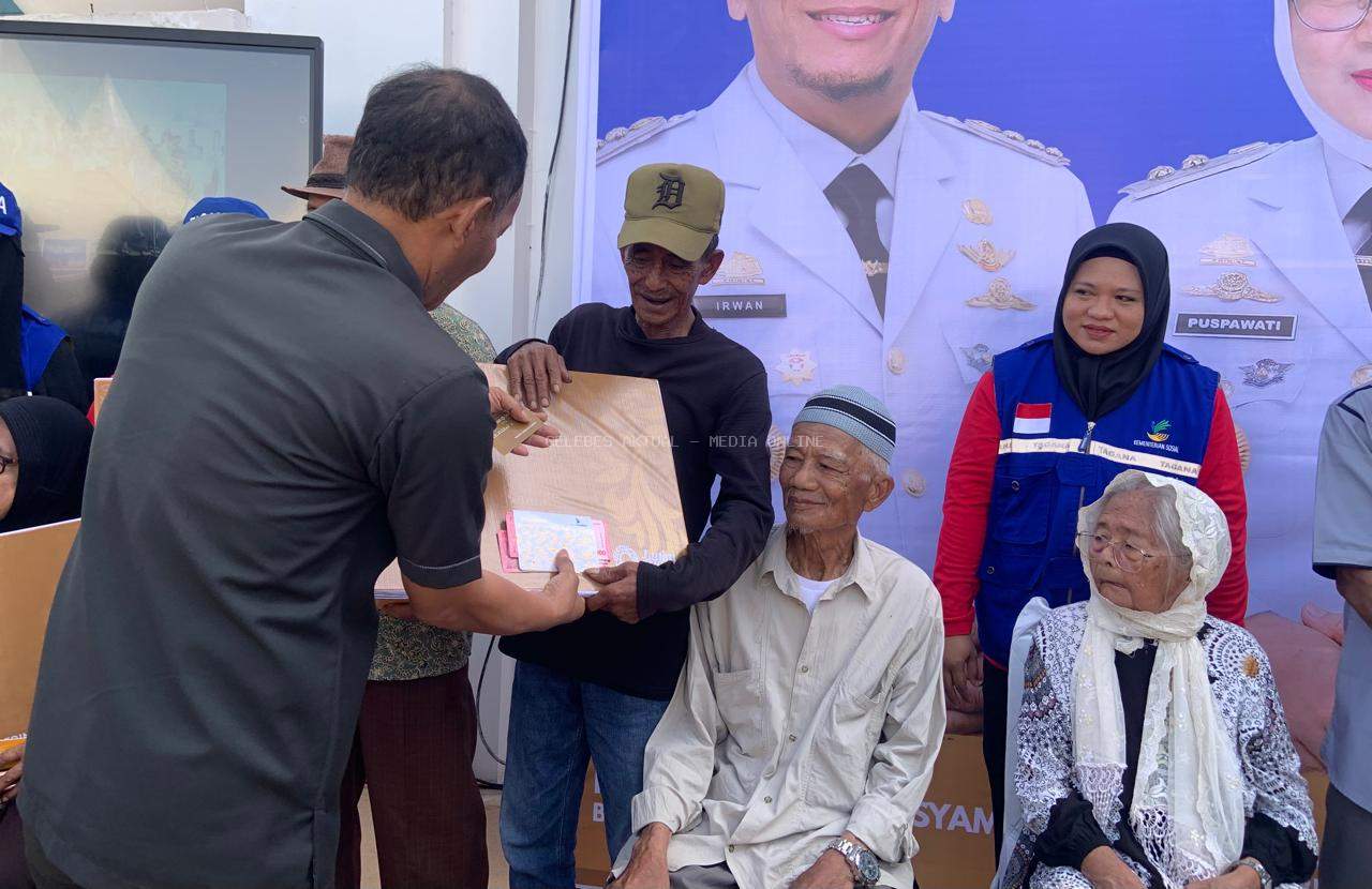 Wakil Ketua DPRD Luwu Timur Serahkan Bantuan Program Lansia Rp1 Juta per Bulan
