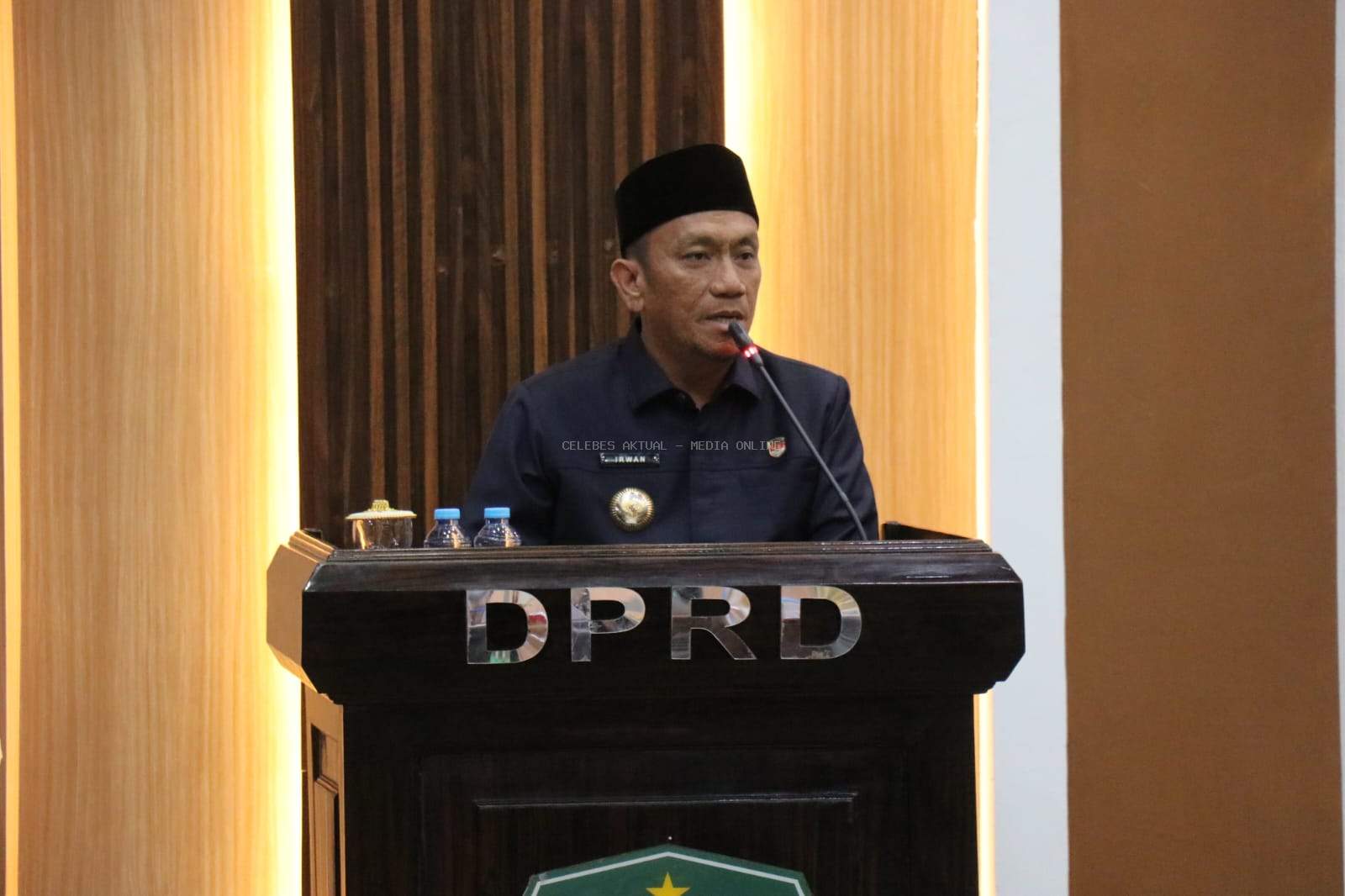 Bupati Irwan Ajak Bacakan Al-Fatihah untuk Korban Aksi Sebelum Menyampaikan Pendapat Akhir