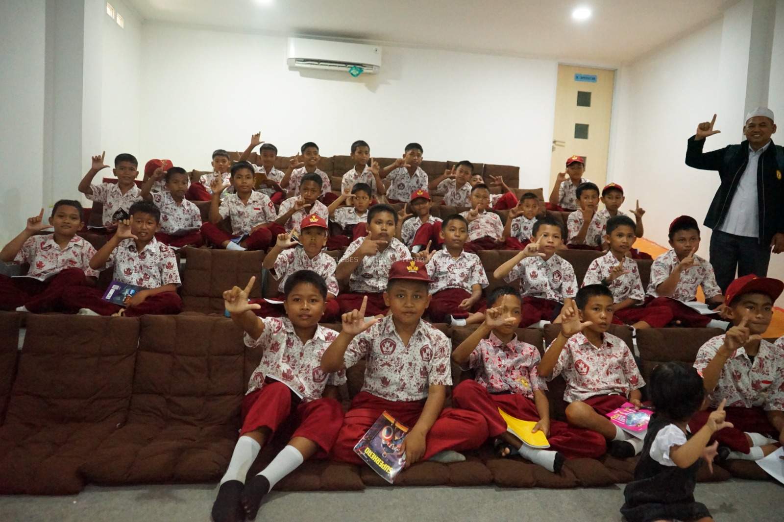 Sinergi SDN 172 Tomoni dan Dispusipda Tingkatkan Budaya Literasi Siswa