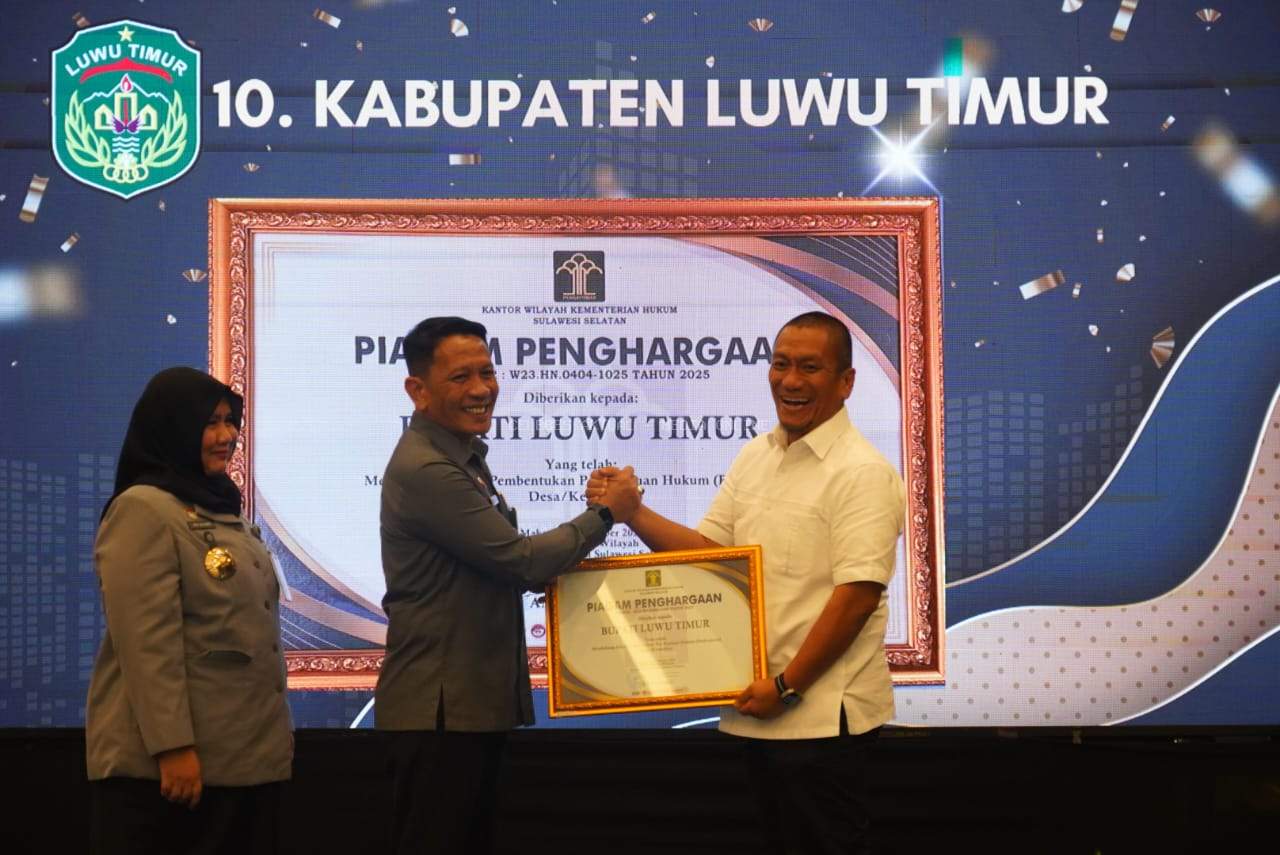 Bupati Luwu Timur Terima Penghargaan Kemenkum Sulsel atas Pembentukan 100 Persen Posbankum