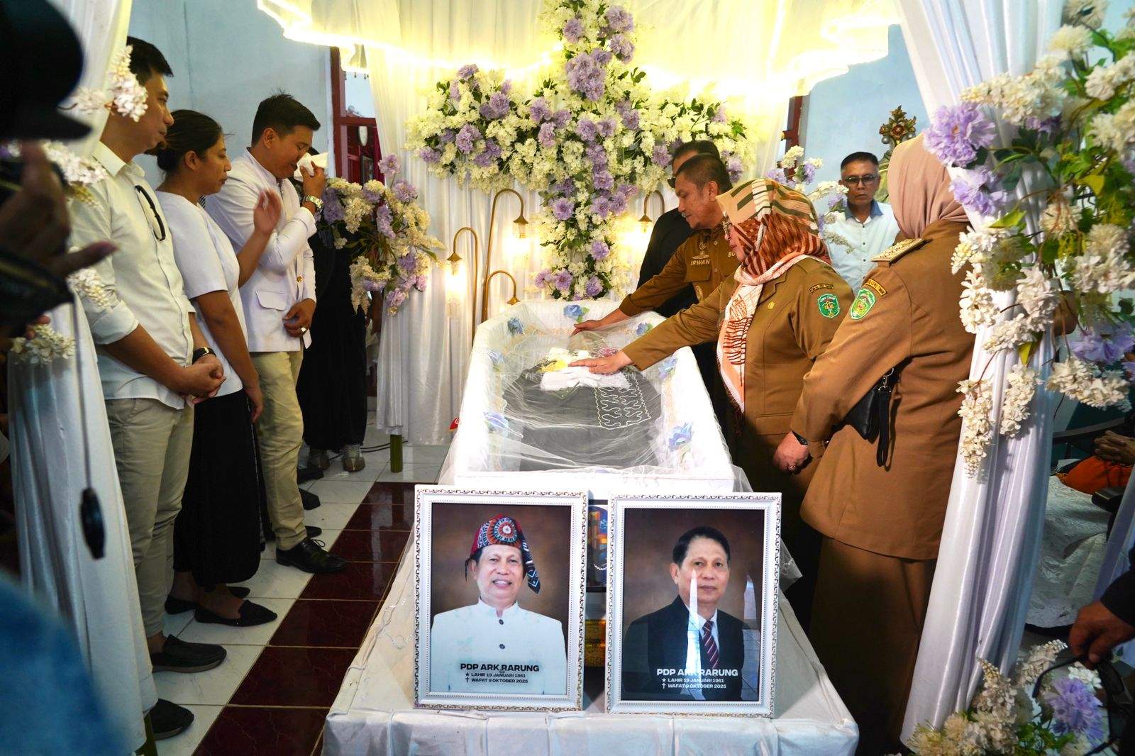 Bupati Irwan dan Wabup Puspawati Beri Penghormatan Terakhir untuk Pendeta Ark Rarung