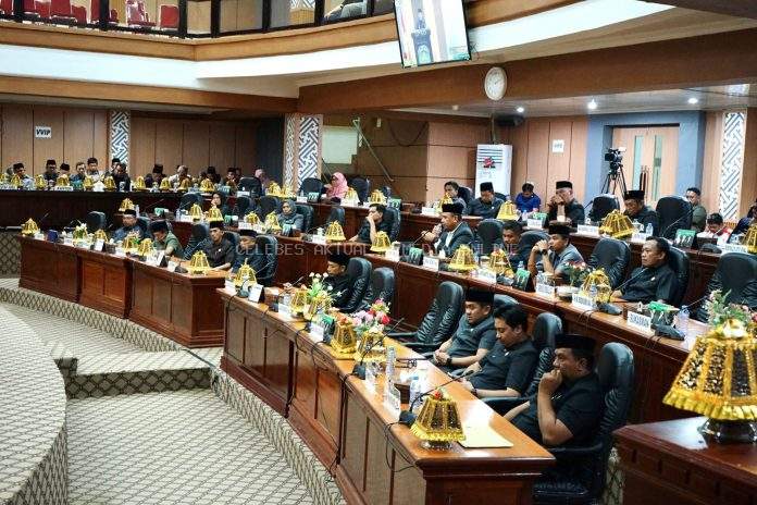 Ketua DPRD Luwu Timur Terima Rancangan Propemperda dari Bupati Irwan