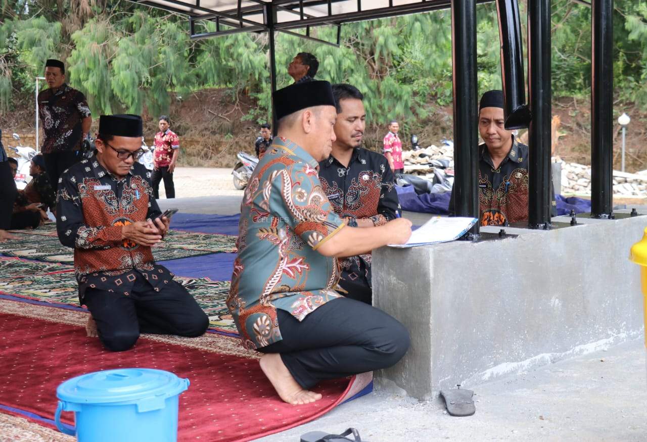 Bupati Irwan Tunjukkan Keteladanan, Disposisi Surat di Mana Saja Demi Percepatan Administrasi