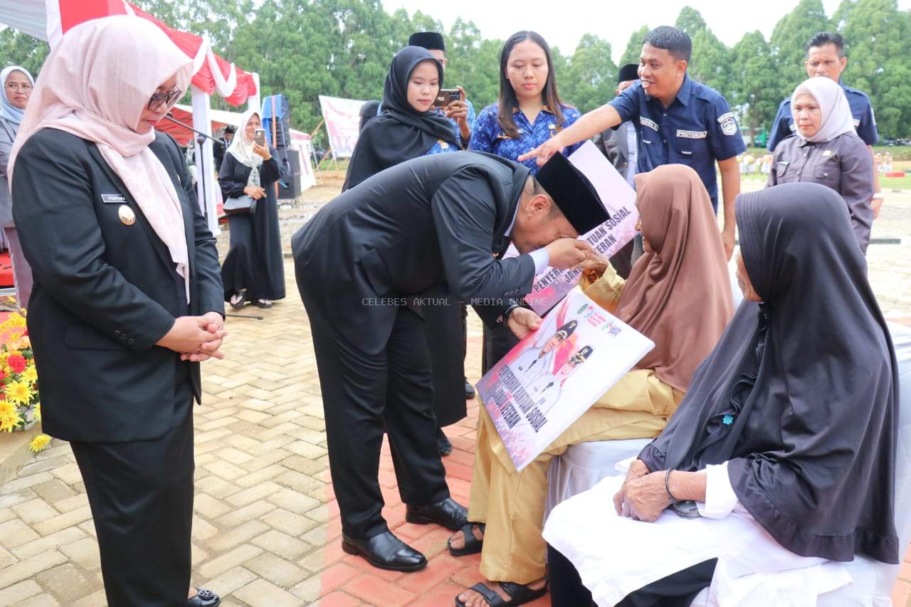 Bupati dan Wabup Lutim Serahkan Santunan kepada Janda Veteran Usai Upacara Hari Pahlawan