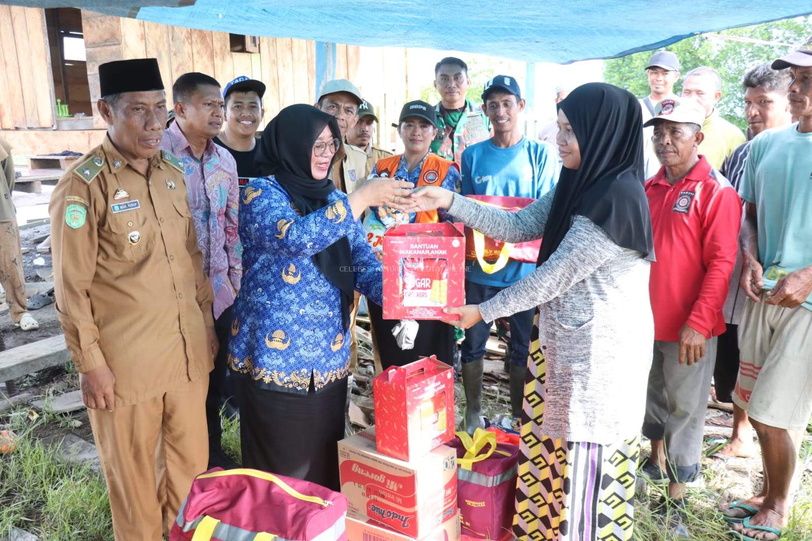 Wabup Puspawati Salurkan Langsung Bantuan Korban Bencana Angin Kencang Angkona