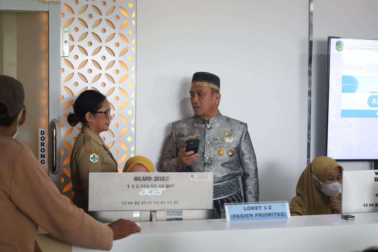 Dapati Antrean Panjang di RSUD I Lagaligo, Bupati Irwan Instruksi Tambah Meja Layanan