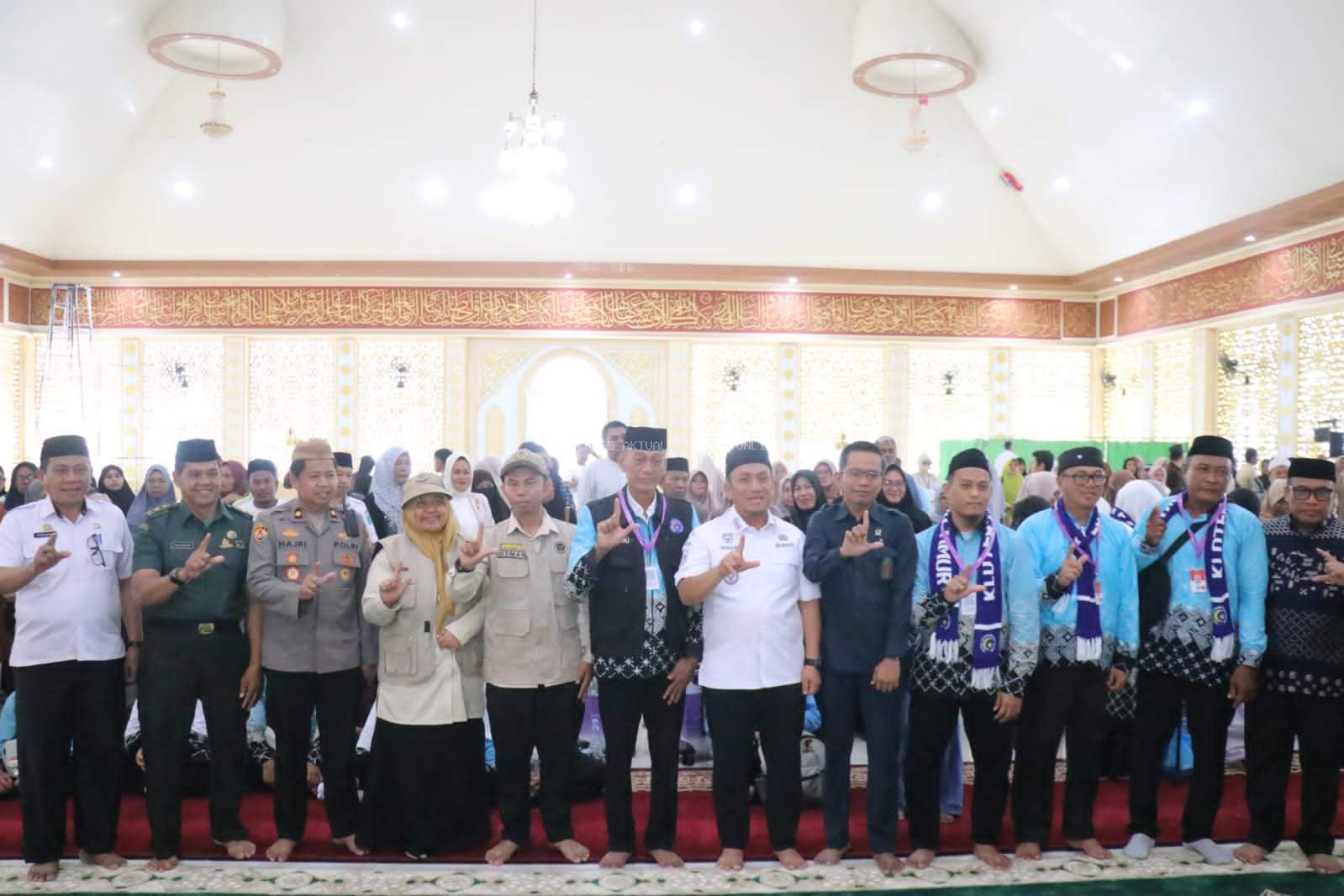 Di Lepas Bupati Irwan, 28 CJH Luwu Timur Menuju Tanah Suci