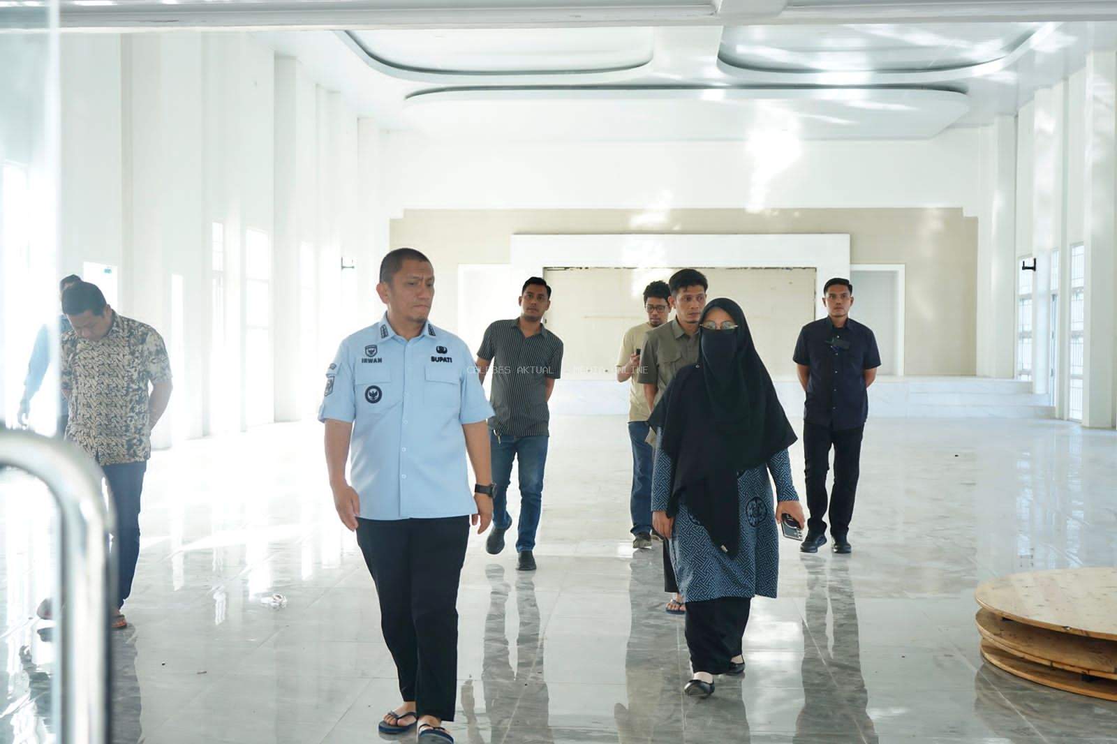 Tinjau Gedung Simpurusiang, Bupati Irwan Tekankan Kualitas Pengerjaan