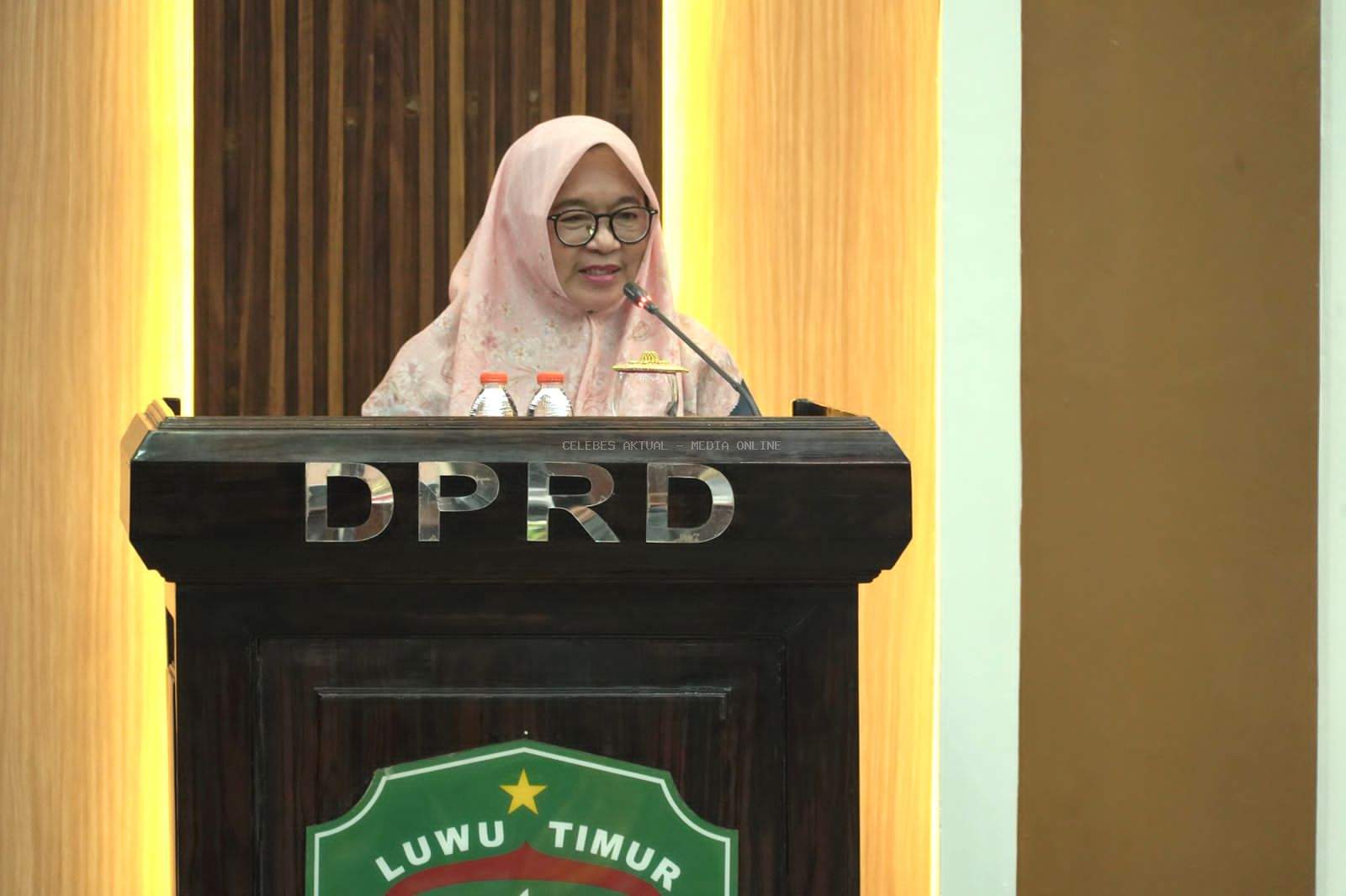 Hadiri Paripurna DPRD, Wabup Puspawati Jawab Pandangan Umum Fraksi soal Ranperda Perumdam Waemami