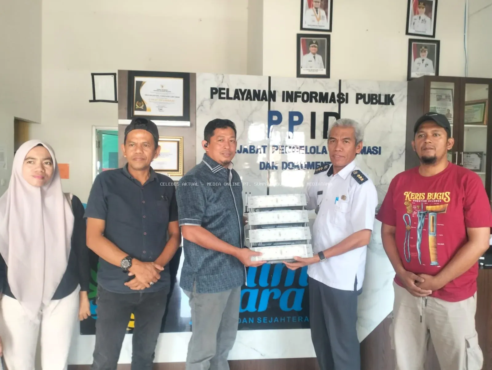 Rusdi Layong Tindaklanjuti Aspirasi Warga Balantang, Empat Lampu Sorot Diserahkan ke Pemerintah Desa